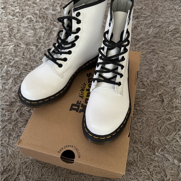 Dr. Doc Martens 1460 White Leather Combat Boots Women’s 7 Air Wair Punk Goth New - Picture 2 of 7
